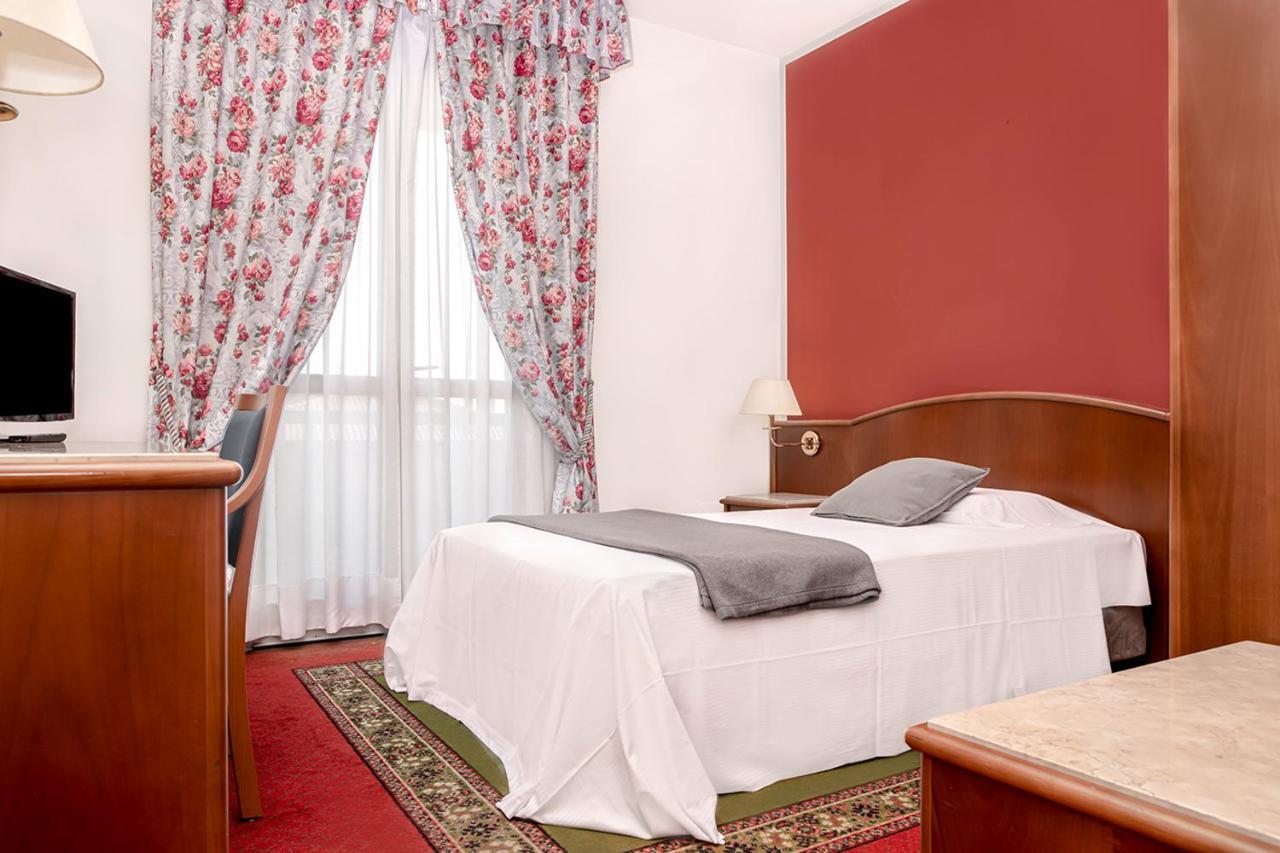 Hotel Poli Castelnovo di Sotto Екстериор снимка