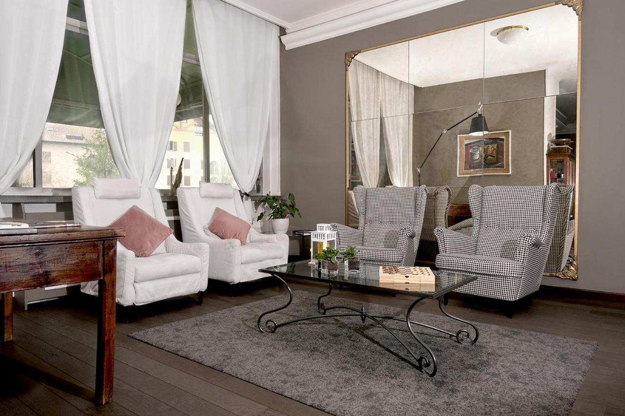 Hotel Poli Castelnovo di Sotto Екстериор снимка